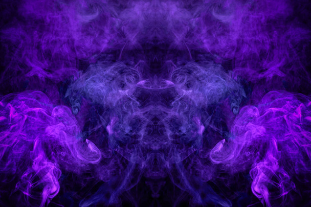 Estampado de fantasía para ropa: camisetas, sudaderas. Humo de color púrpura y rosa en forma de cráneo, monstruo, dragón sobre un fondo negro aislado. Antecedentes del humo del vap
 - Foto, Imagen