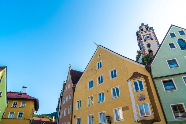 Eski kasaba Fussen Almanya tarihi sokakta güzel mimari evler. - Fotoğraf, Görsel