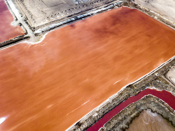 Το ροζ αλάτι που κατατίθεται σε Walvis Bay στην Ναμίμπια. - Φωτογραφία, εικόνα