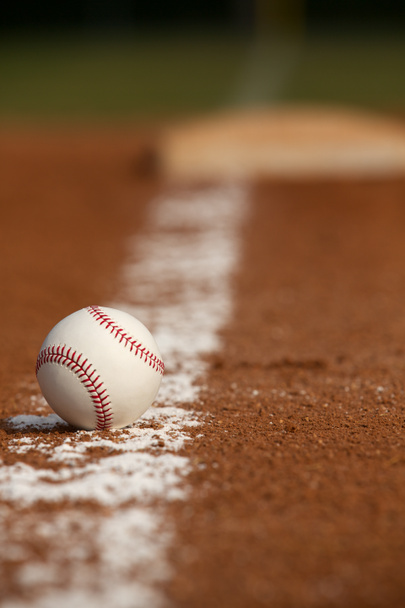 Béisbol en la línea de tiza infield
 - Foto, Imagen