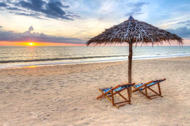 tropische Strandlandschaft mit Sonnenschirm und Liegestühlen in Thailand - Foto, Bild