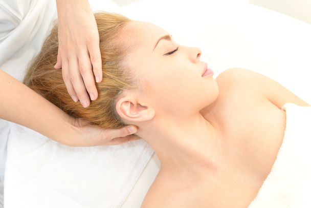 piękna kobieta korzystających z masażu w centrum odnowy biologicznej - Zdjęcie, obraz