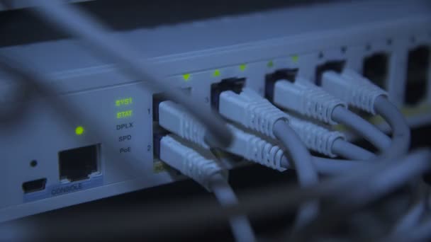 Много кабелей современного серверного оборудования
 - Кадры, видео