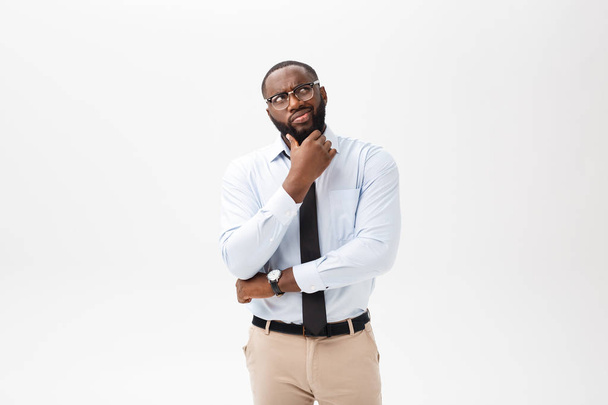homem de negócios afro-americano com óculos pensa no fundo branco isolado
 - Foto, Imagem