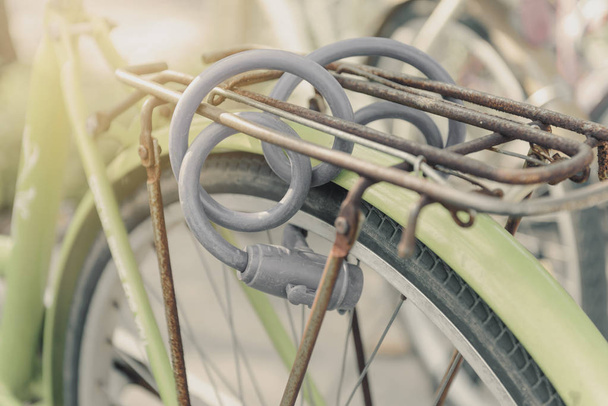 Detail jízdního kola je připevněna kol lock pro kovová sedla - Fotografie, Obrázek