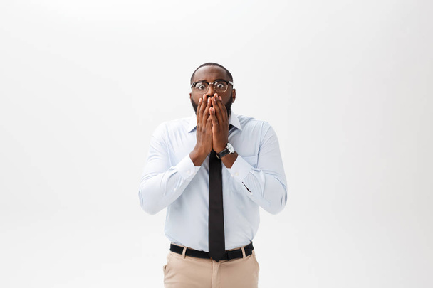 Empresário afro-americano fazendo gesto surpresa em fundo branco
 - Foto, Imagem