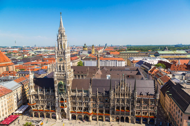 MUNICH, GERMANY - JULY 25, 2017: Aerial view on Marienplatz town hall in Munich, Germany in a beautiful summer day - Foto, afbeelding