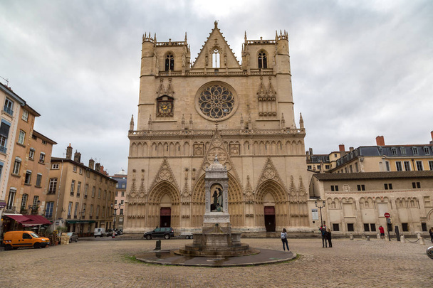 LYON, FRANCE - JULY 25, 2017: Lyon Cathedral in Lyon, France in a beautiful summer day - Фото, зображення