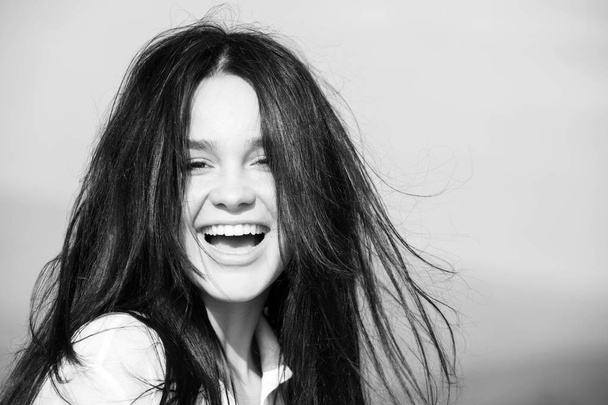 woman with happy face and long brunette hair - Foto, Imagem