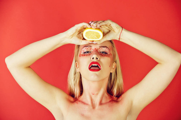 pretty blonde woman with creative fashionable makeup hold lemon, vitamin - Foto, Bild