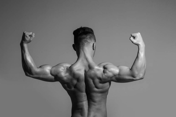 Bizeps und Trizeps des Athleten mit muskulösem Körper - Foto, Bild