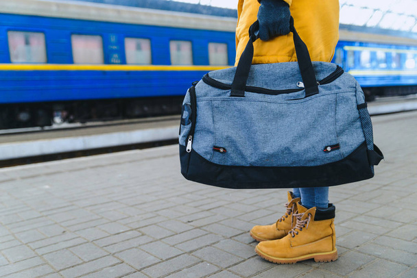 Kobieta wziąć worek na stacji kolejowej. koncepcja podróży - Zdjęcie, obraz
