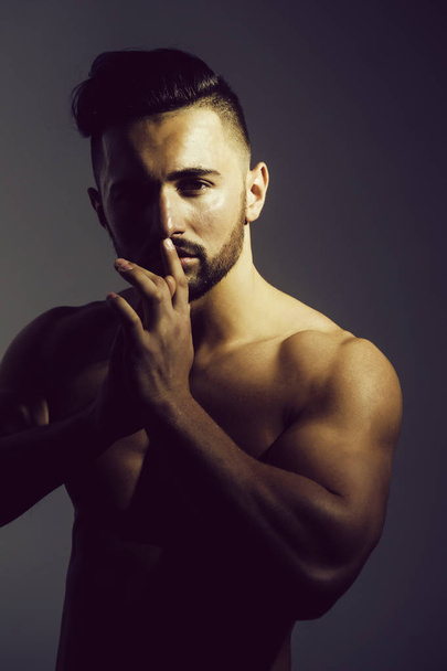 Sexy athletic man posing with muscular hands at handsome face - Foto, Bild