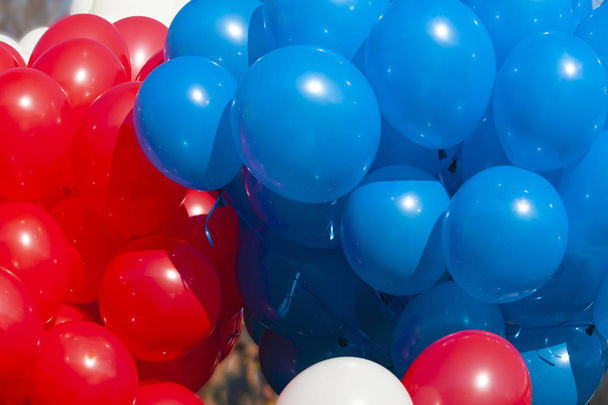 Parlak, kırmızı, mavi, beyaz balonlar - Fotoğraf, Görsel