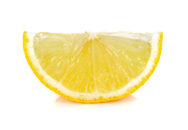 Rebanada de limón aislada en blanco
. - Foto, Imagen