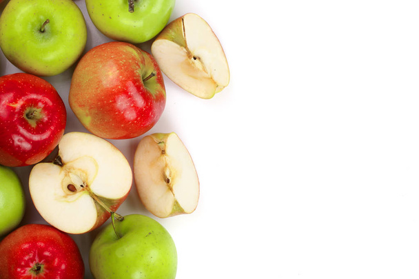 μήλα κόκκινα και πράσινα που απομονώνονται σε λευκό φόντο με αντίγραφο χώρου για το κείμενό σας, το top view. Επίπεδη lay μοτίβο - Φωτογραφία, εικόνα