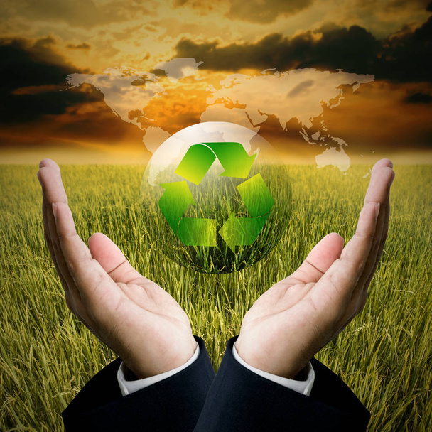 Cuidado del hombre de negocios reciclar burbuja en la mano, concepto sostenible
 - Foto, imagen