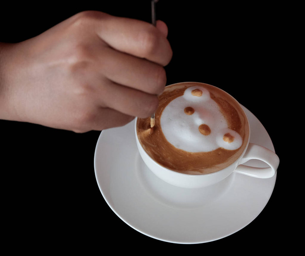 nasıl süt ve kahve barista odak tarafından Latte sanat yapmak - Fotoğraf, Görsel