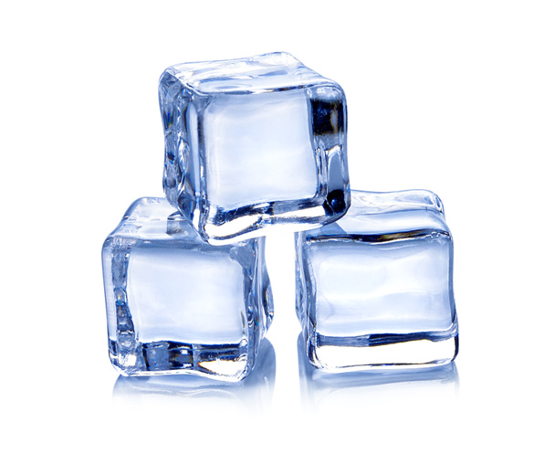 Cubos de hielo sobre fondo blanco. - Foto, Imagen