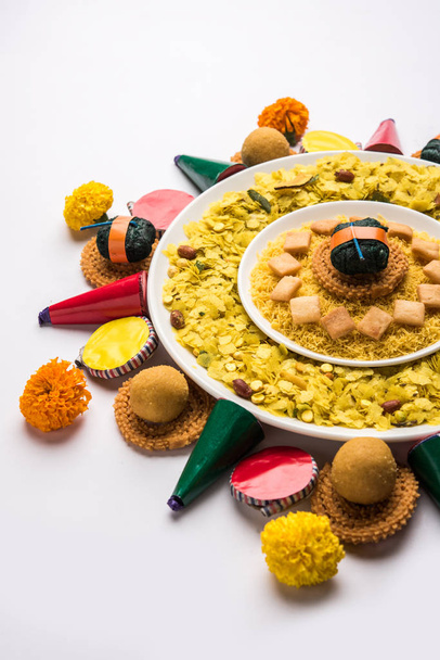 Rangoli veya Diwali festivali için Hint aperatifler/tatlı ve havai fişek veya patakhe kullanılarak yapılan tasarım  - Fotoğraf, Görsel