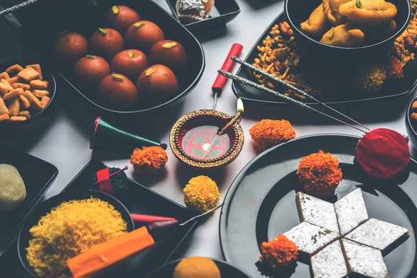 Tatlılar, ya da yangın kraker veya Diya veya çiçek, seçici odak kullanılarak yapılan mutlu Diwali tebrik kartı - Fotoğraf, Görsel