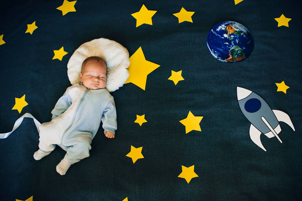 sono de bebê de um astronauta no espaço com estrelas
 - Foto, Imagem