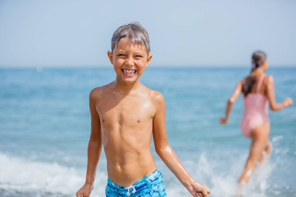Two happy kids having fun on the beach - Foto, Imagem