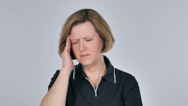 Yaşlı kadın el hareketi baş ağrısı, stres portresi - Video, Çekim