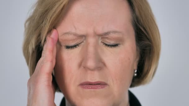 Bliska starych twarz kobiety gestykulacji bóle głowy, stres - Materiał filmowy, wideo