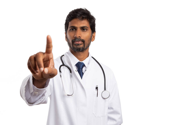Médico indio o médico tocando pantalla invisible como copyspace con dedo índice aislado sobre fondo blanco
 - Foto, Imagen