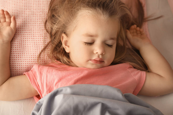 Cute little girl sleeping in bed at home - Foto, Imagen