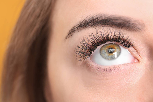 Eye of beautiful young woman with eyelash extensions, closeup - Foto, Imagen