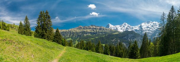 Muhteşem dağ manzaralarına ve yürüyüş Lauterbrunnen bölge, İsviçre İsviçre Alpleri peyzaj Stechelberg yakınındaki iz - Fotoğraf, Görsel