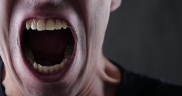 Mund zu, Mund auf, wütender Mann schreit. Gefahr Gewalt. 4k 10-bit - Filmmaterial, Video
