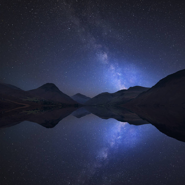 Εκπληκτική ζωντανή σύνθετη εικόνα του Milky Way τοπίο Wast νερό και βουνά στην περιοχή της λίμνης - Φωτογραφία, εικόνα