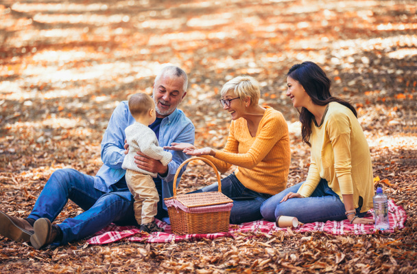 Mehrgenerationenfamilie im Herbstpark hat Spaß - Foto, Bild