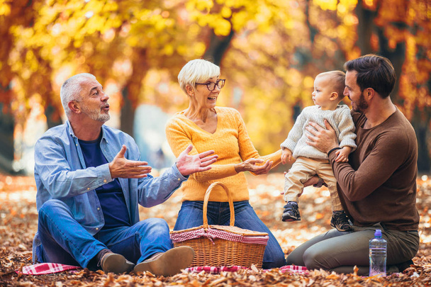 Familia de generación Multl en el parque de otoño divirtiéndose
 - Foto, Imagen