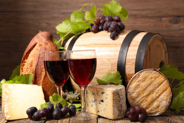 barrel with red wine and cheese - Foto, Imagen