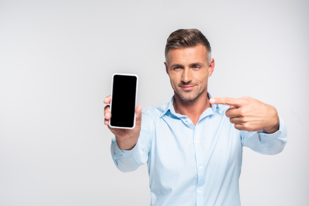 szép felnőtt ember üres képernyő smartphone elszigetelt fehér mutatva - Fotó, kép