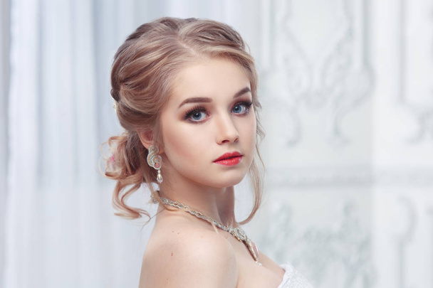 Portrait of a beautiful bride with blond hair. - Foto, afbeelding