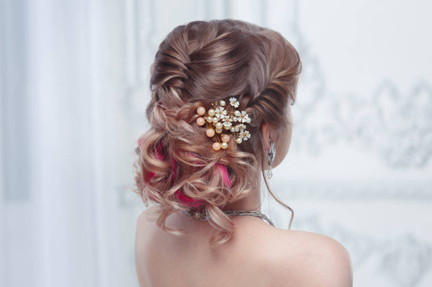 Beautiful air wedding hairstyle view from the back. - Foto, afbeelding