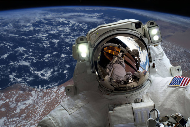 astronaut vliegen in de ruimte in de buurt van planeet aarde gedoe sommige werkzaamheden in de buurt van ruimteschip, elementen van dit beeld waren ontleend aan Nasa foto's f - Foto, afbeelding