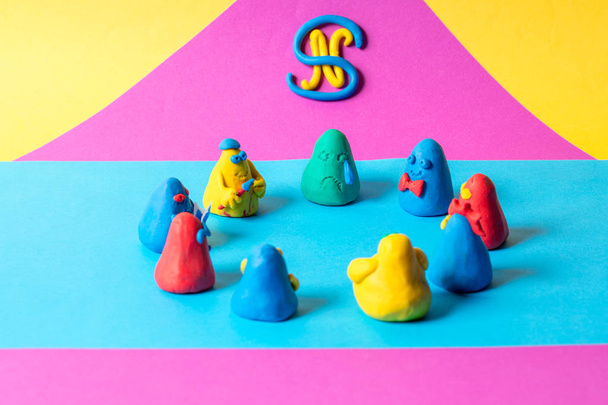цветные пластилиновые фигурки на ярком фоне
 - Фото, изображение