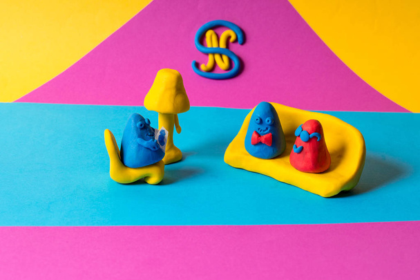figuras de plastilina de color sobre fondo brillante
 - Foto, imagen