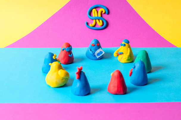 figuras de plasticina cor no fundo brilhante
 - Foto, Imagem