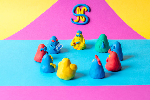 кольорові пластилінові фігури на яскравому фоні
 - Фото, зображення