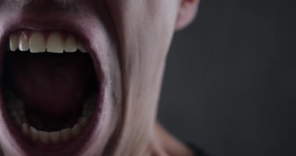 Κλείστε το στόμα της κραυγής θυμωμένος άνθρωπος. Κίνδυνος βίας. 4k 10-bit - Πλάνα, βίντεο