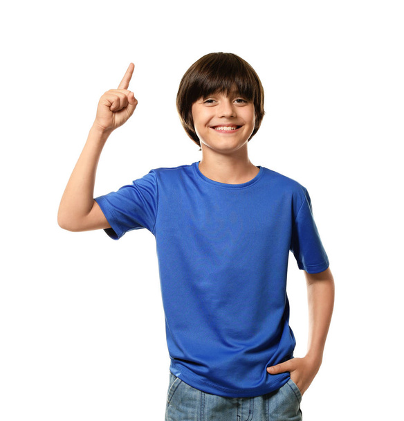 T-shirt beyaz arka plan üzerinde yükseltilmiş işaret parmağı ile çocuğu gülümseyen - Fotoğraf, Görsel