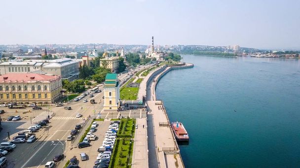 ロシア、イルクーツク。モスクワのゲート。ランドマークからのむのすき、アンガラ川の堤防で   - 写真・画像