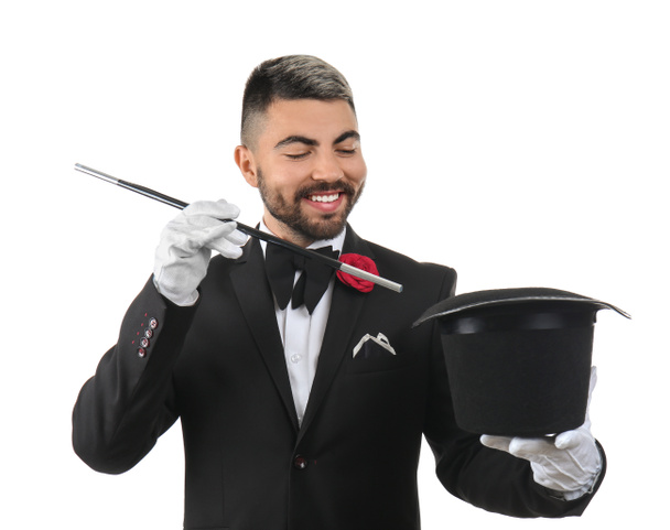 Mágico masculino mostrando truques com chapéu no fundo branco
 - Foto, Imagem